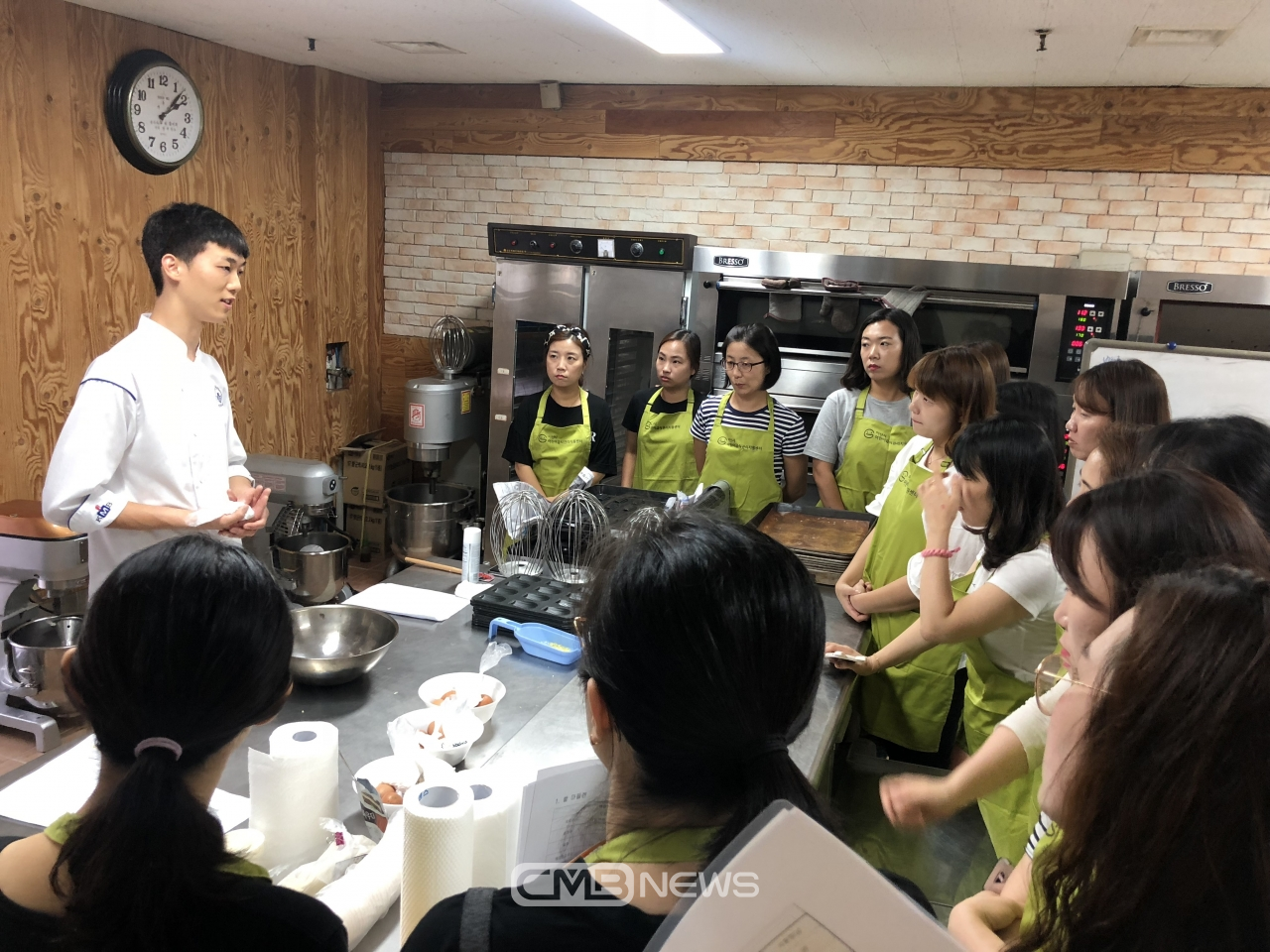 아산시어린이급식관리지원센터가 운영하는 요리실습에서 학부모들이 강사의 설명을 듣고 실습하는 모습 (사진제공 : 아산시청)