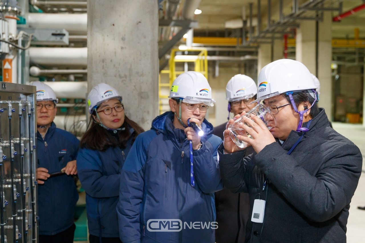 오세현 아산시장이 RO시설을 통해 생활오수에서 초순수로 정수 처리된 물을 직접 마셔보고 있다. (사진제공 ; 아산시청)