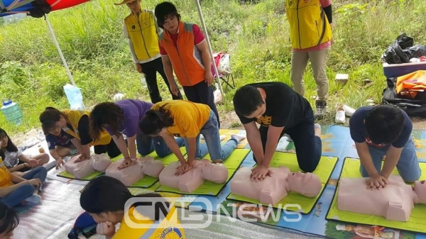 심폐소생술 체험교육 (사진제공: 전용우 천안남산로타리클럽회장)