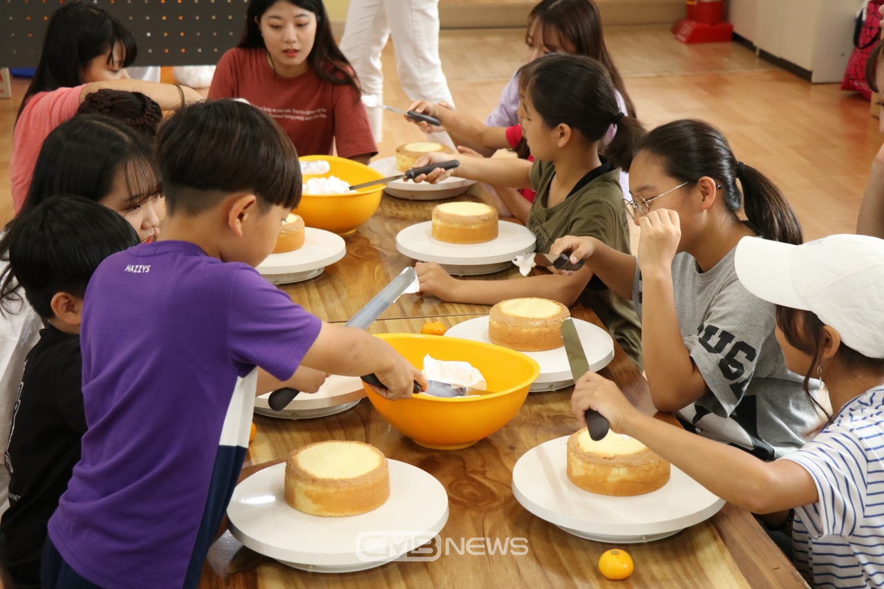 꿈샘지역아동센터를 찾아 케이크 만들기를 하고 있는 코리아텍 학생 홍보대사들 모습 (사진제공 : 코리아텍)