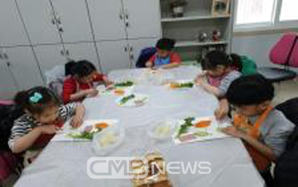 홍성 미래소비자 바른식생활교육중 하나인 쌀빵버거 만들기 실습 모습 (사진제공 : 홍성군청)