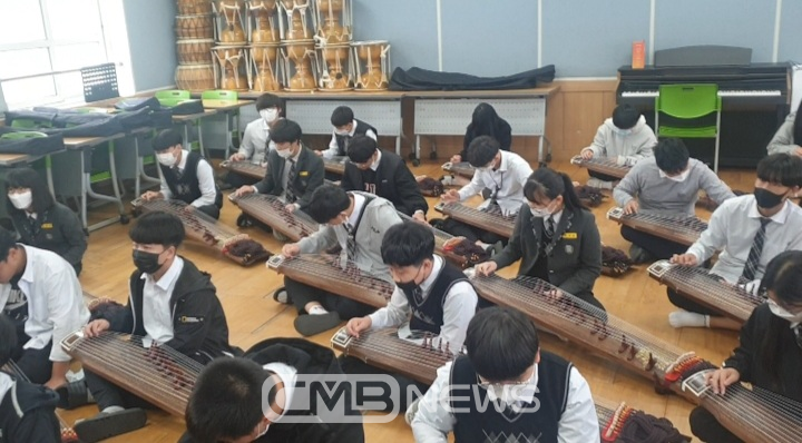 금산동중학교 음악수업 ‘아리랑 가야금으로 연주하기’ 수업 모습 (사진제공 : 충남교육청)