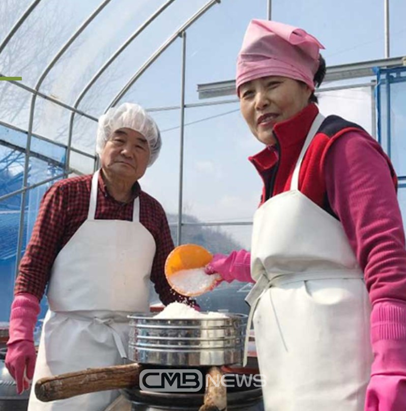 예산샘골농원 백승준 대표(왼쪽)와 부인 모습 (사진제공 : 예산군청)