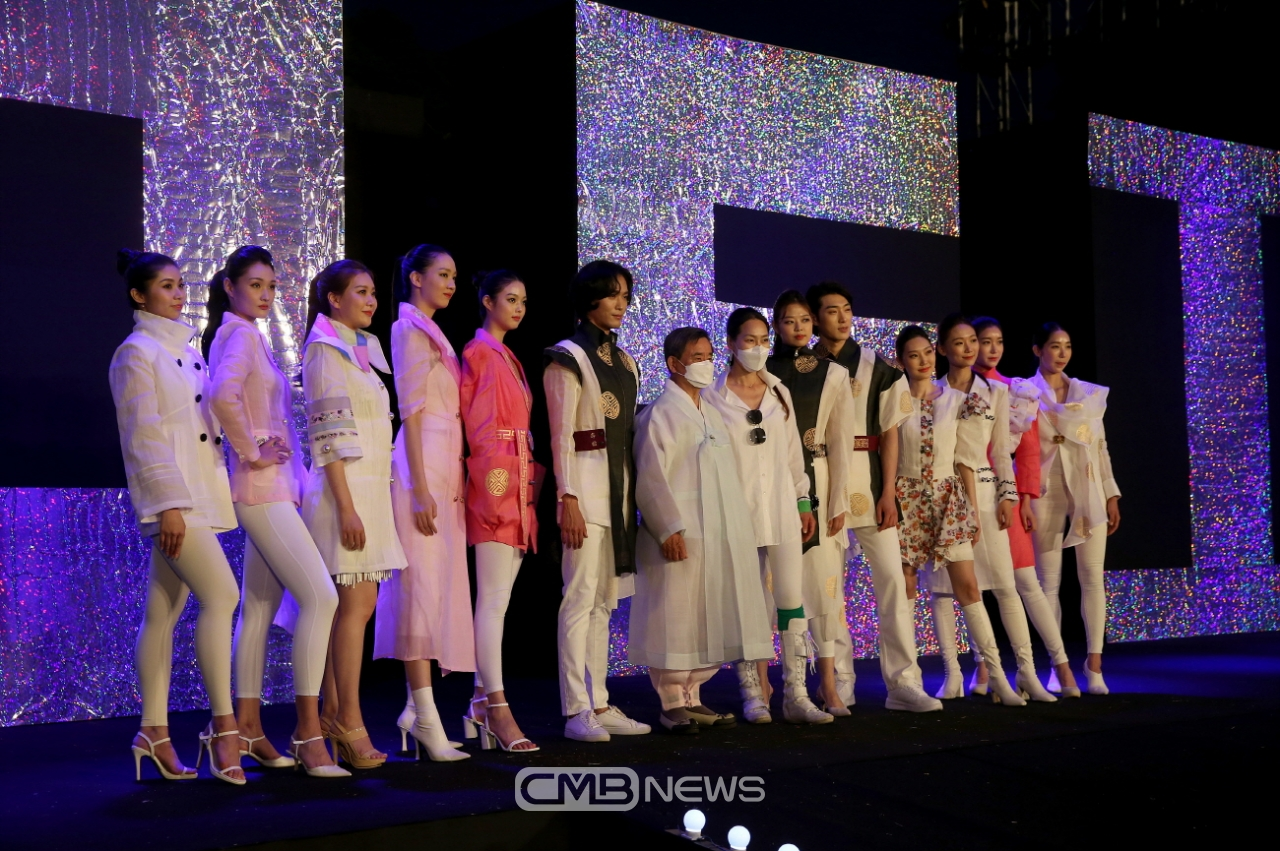 2021년 한산모시문화제 디지털 패션쇼, 화려한 모시옷의 향연 모습 (사진제공 : 서천군청)